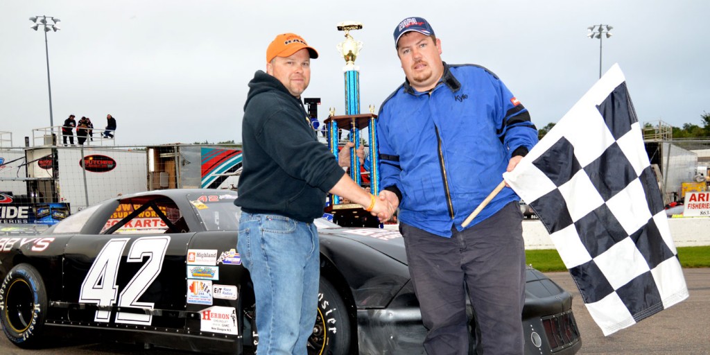 Kyle Reid (right) accepts the winner's hardware (photo by Ken MacIsaac)