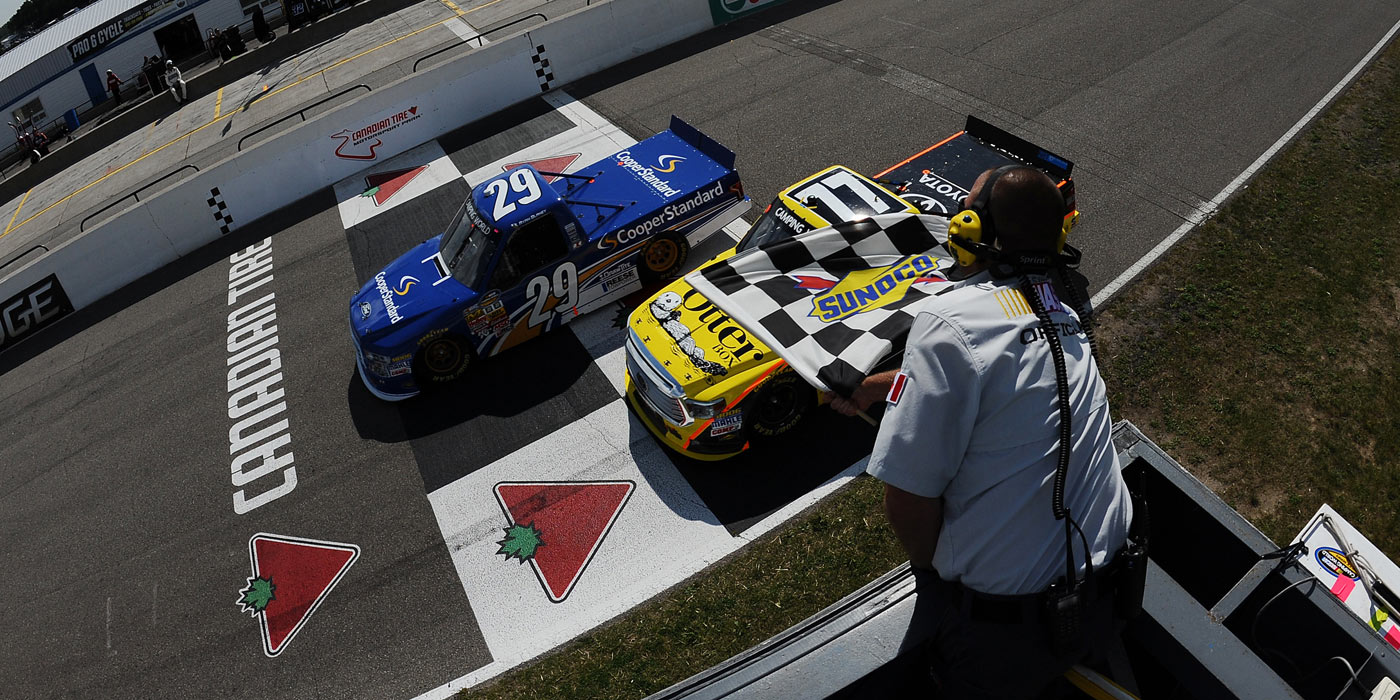 Пилот гонок. Пилоты наскар. Финиш гонки наскар. Пилот NASCAR. Наскар пилоты номер 18.