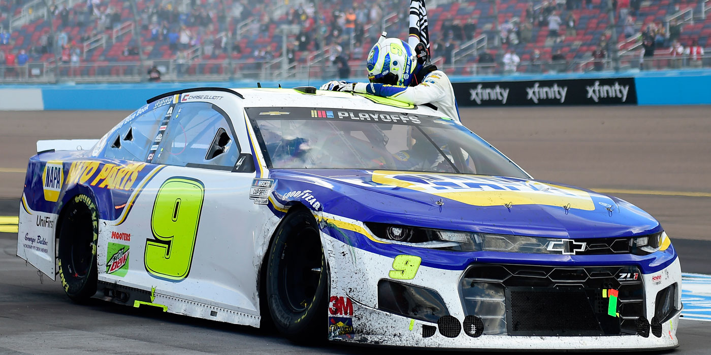 Chase Elliott Rallies From Last Place To Win Phoenix First Championship Checkerstowreckers Com